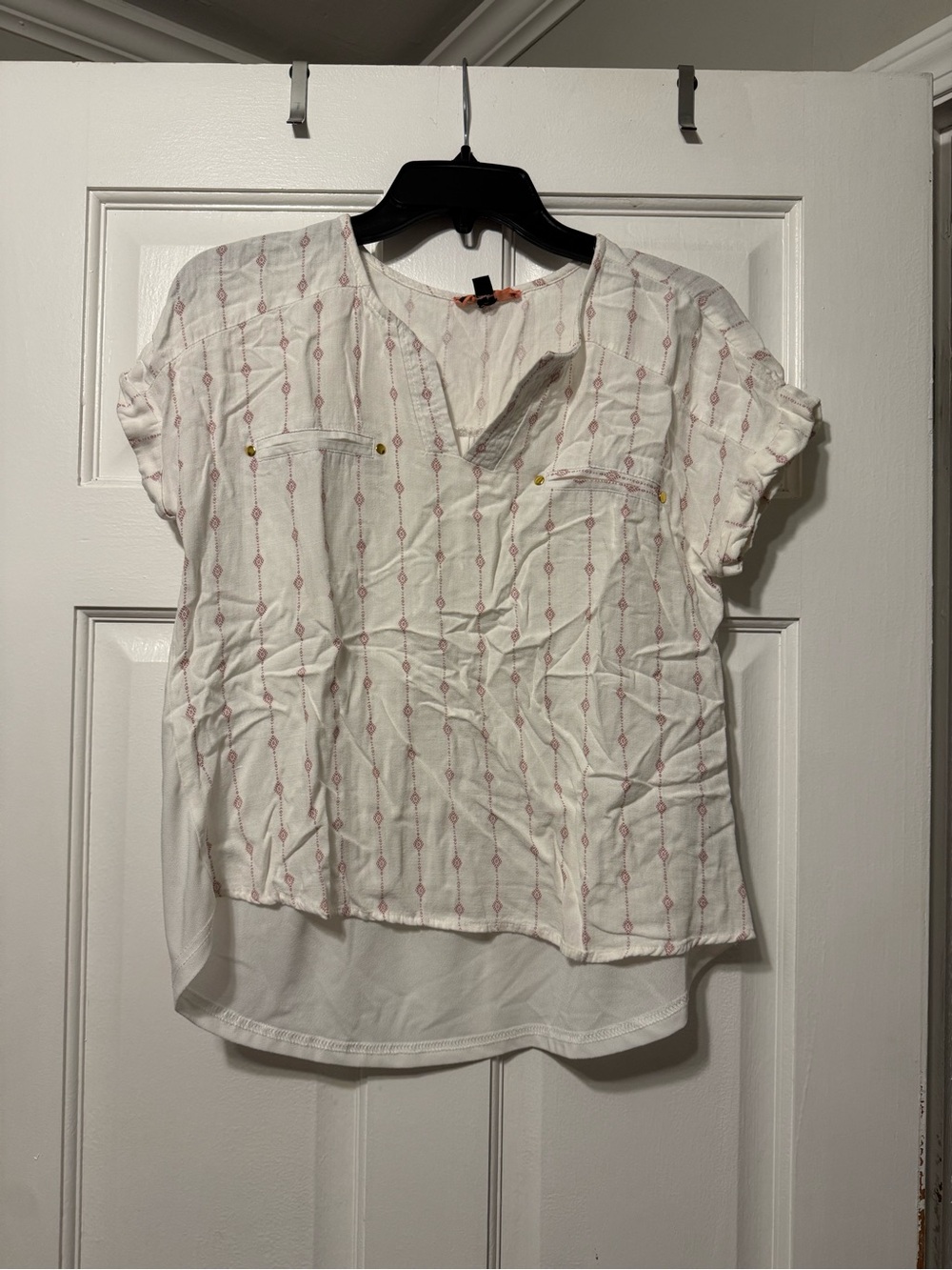 Casual White Short-Sleeve Split-Neck Blouse with Pink Pattern. Medium petite